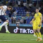 Harry Kane remata de cabeza el segundo gol que le hizo a Ucrania en los cuartos de final de la Eurocopa