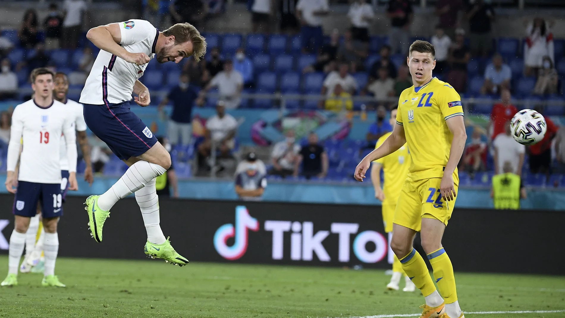 Harry Kane remata de cabeza el segundo gol que le hizo a Ucrania en los cuartos de final de la Eurocopa