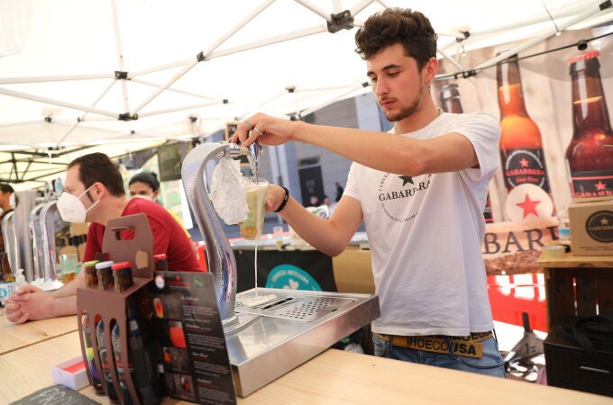Un camarero sirve cerveza en el Leganés Beer Festival, el pasado mes de julio
