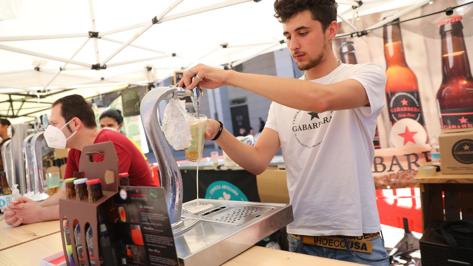 Un camarero sirve cerveza en el Leganés Beer Festival, el pasado mes de julio