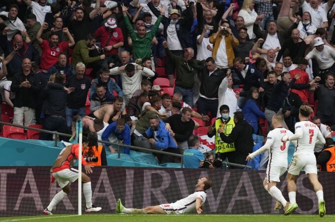 Harry Kane celebra con la grada su primer gol en esta Eurocopa