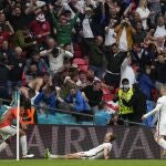Harry Kane celebra con la grada su primer gol en esta Eurocopa