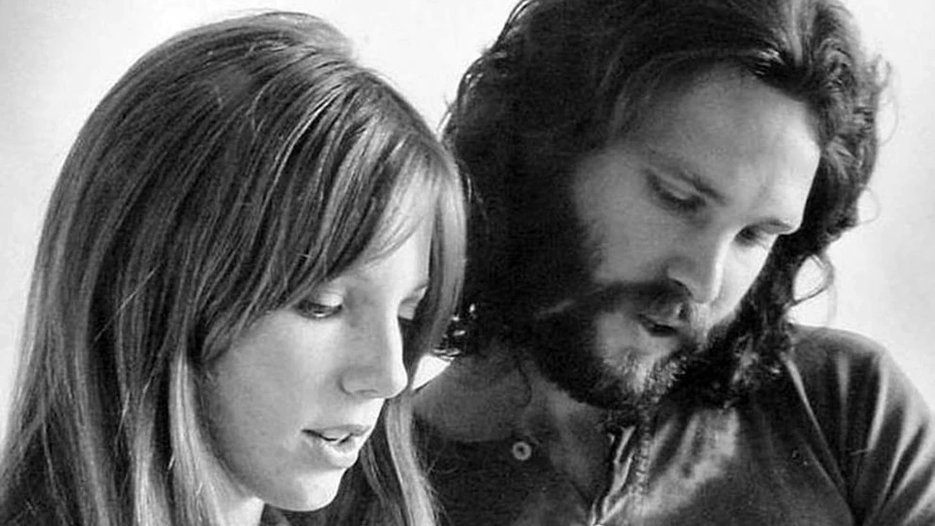 Jim Morrison y su pareja, Pamela Courson, ambos fallecidos a los 27 años