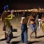 Un grupo de chicas y un señor bailan a pié de playa en Barcelona, Catalunya.