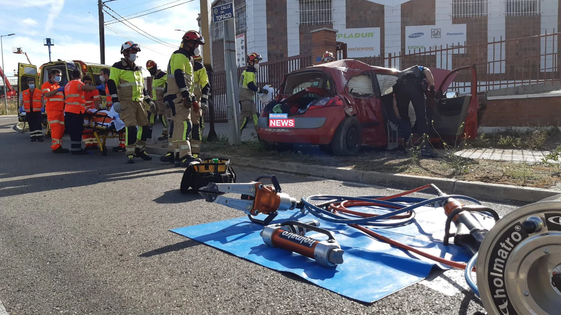 Heridas cuatro personas en la salida de vía de un turismo en la calle Topacio de Valladolid