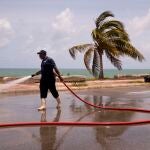 AME203. SANTO DOMINGO (REPÚBLICA DOMINICANA), 04/07/2021.- Un bombero trabaja en la limpieza de una avenida costera tras el paso de la tormenta tropical Elsa, hoy en Santo Domingo (República Dominicana). EFE/ Orlando Barría