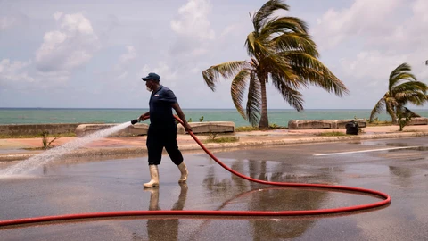 AME203. SANTO DOMINGO (REPÚBLICA DOMINICANA), 04/07/2021.- Un bombero trabaja en la limpieza de una avenida costera tras el paso de la tormenta tropical Elsa, hoy en Santo Domingo (República Dominicana). EFE/ Orlando Barría