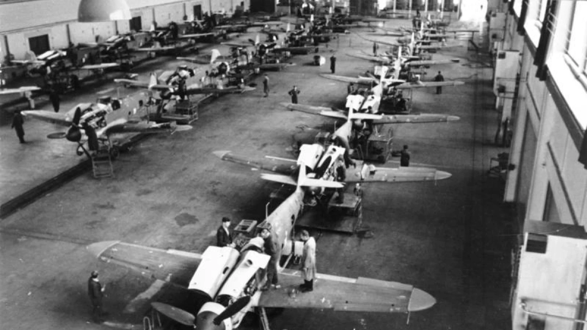 Producción de Messerschmitt Bf 109 en un hangar alemán