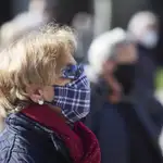 Una mujer participa en una manifestación en defensa del sistema público de pensiones