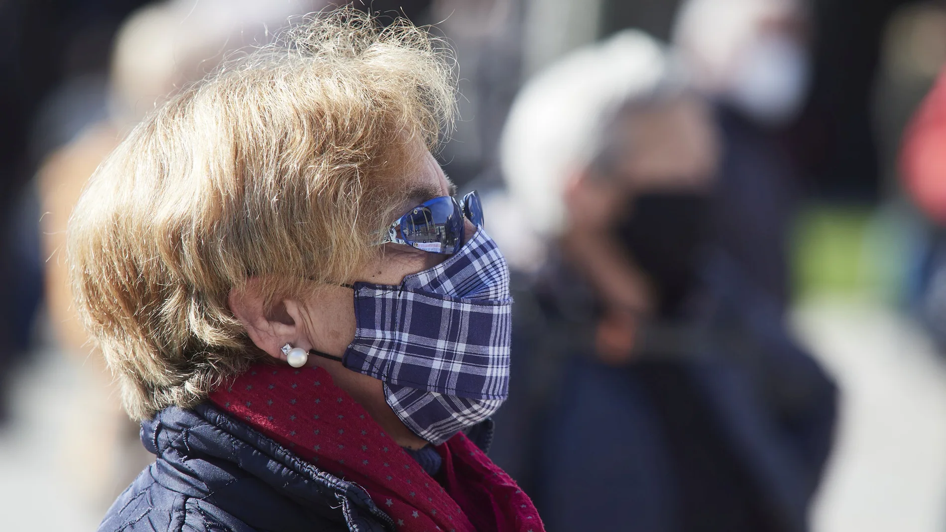 Una mujer participa en una manifestación en defensa del sistema público de pensiones