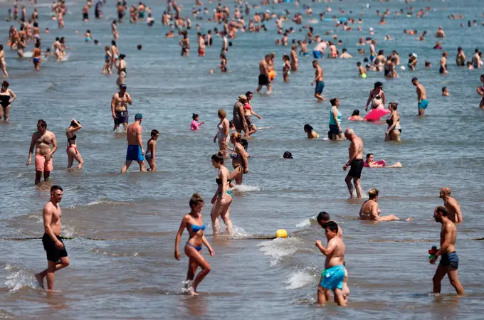 La Razón pregunta a los españoles: ¿Con qué relaciona la palabra vacaciones con descansar o hacer turismo?