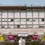 Fachada del Policlínico de Roma en el que va a ser intervenido el Papa