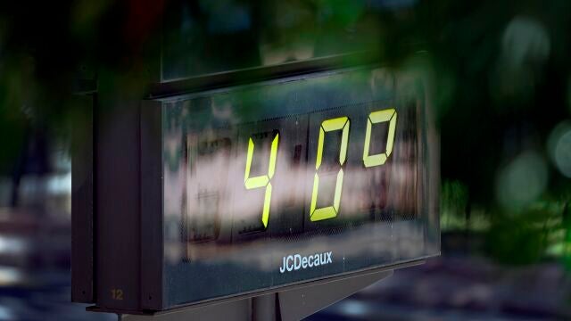 Detalle de un termómetro que marca 40 grados