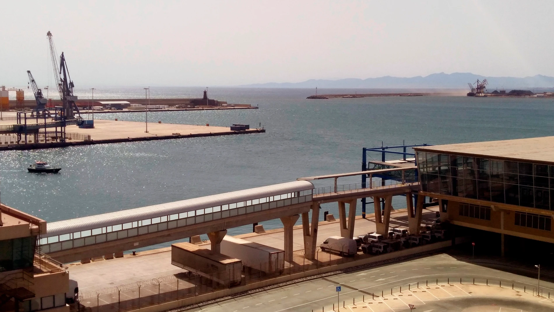 Vista de la entrada al puerto de Melilla. EFE/Manuel Rus
