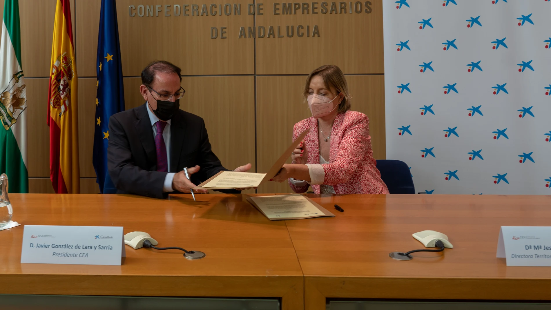 La directora Territorial de CaixaBank en Andalucía Occidental y Extremadura y el Presidente de la CEA, Javier González de Lara, firma el convenio CaixaBank y CEA para la difusión de los fondos europeos. Eduardo Briones / Europa Press