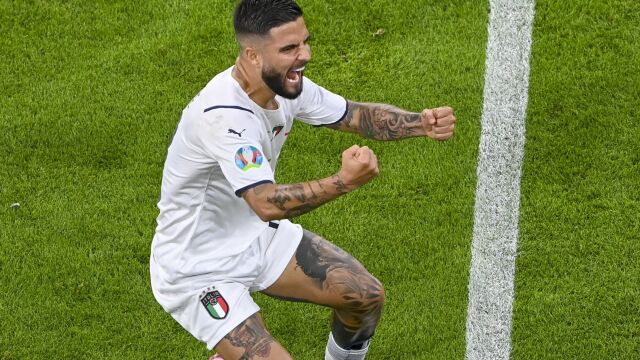 Lorenzo Insigne celebra su gol contra Bélgica, con la imagen de Diego Maradona en su pierna izquierda.