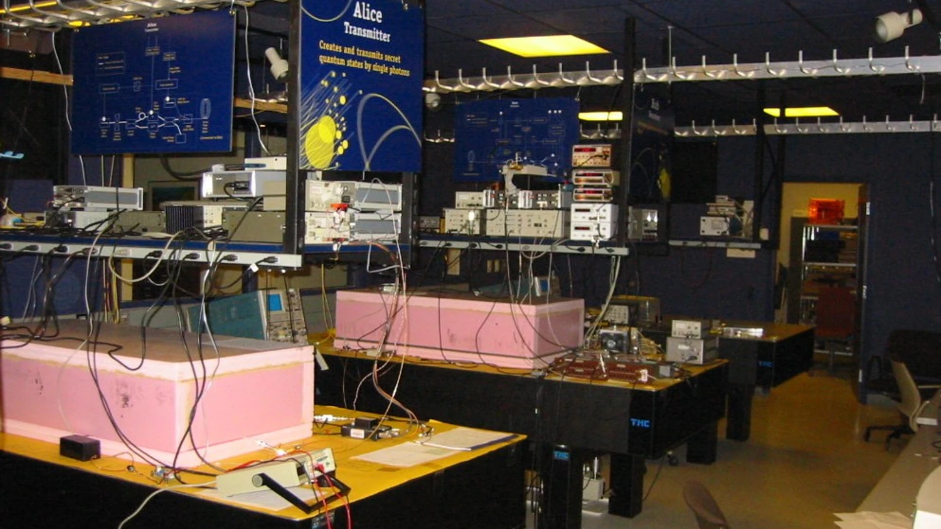 Fotografía de la Red DARPA, la primera red capaz de hacer distribución cuántica de claves. Conectaba las ciudades de Boston y Cambridge en Massachusetts, y estuvo en funcionamiento desde 2003 hasta 2007.