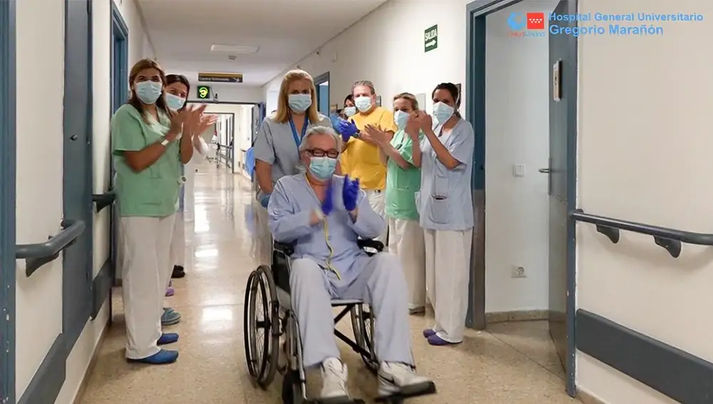 Momento de la salida de Andrés Rojo del hospital Gregorio Marañón