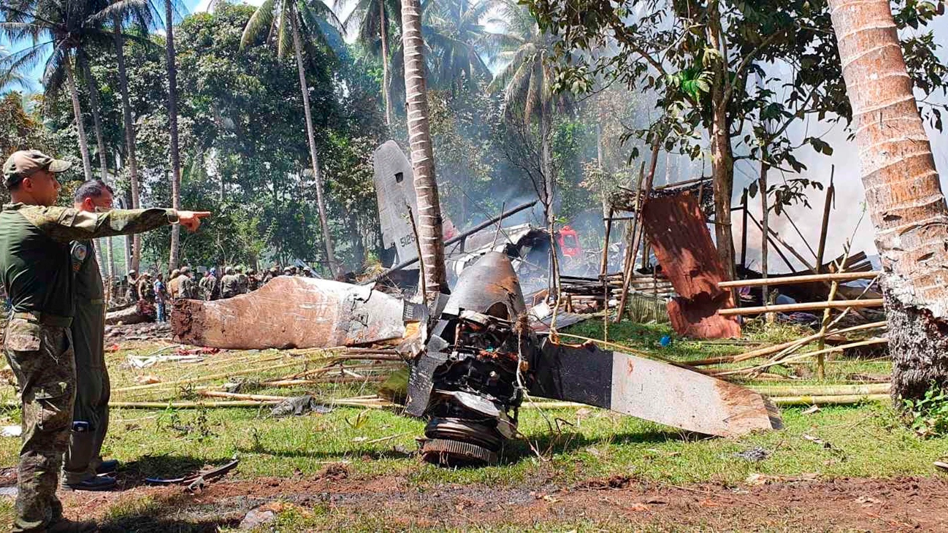 Una imagen facilitada por las Fuerzas Armadas filipinas muestran los restos del Hércules C-130 que se estrelló este domingo causando la muerte de 52 personas