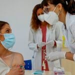 Una enfermera administra una vacuna a una empleada de El Corte Inglés, en el centro comercial de Arapiles, en Madrid. El Corte Inglés, Acciona y el Grupo Santander vacunan a partir ayer contra la covid a sus empleados