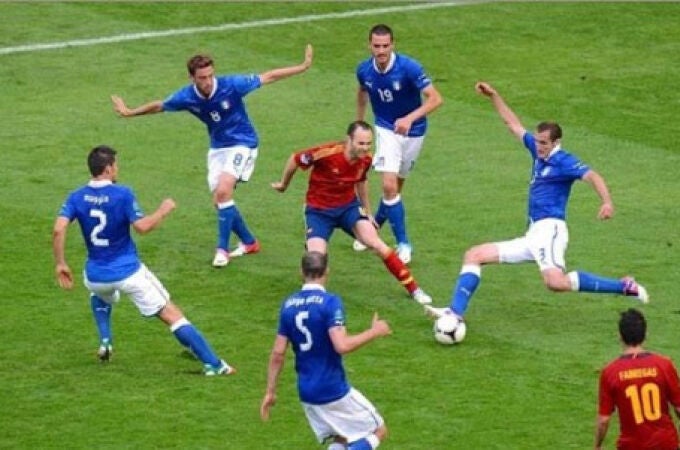 Iniesta, rodeado de jugadores italianos en un partido de la Eurocopa de 2012