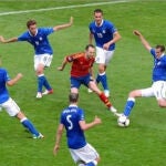 Iniesta, rodeado de jugadores italianos en un partido de la Eurocopa de 2012