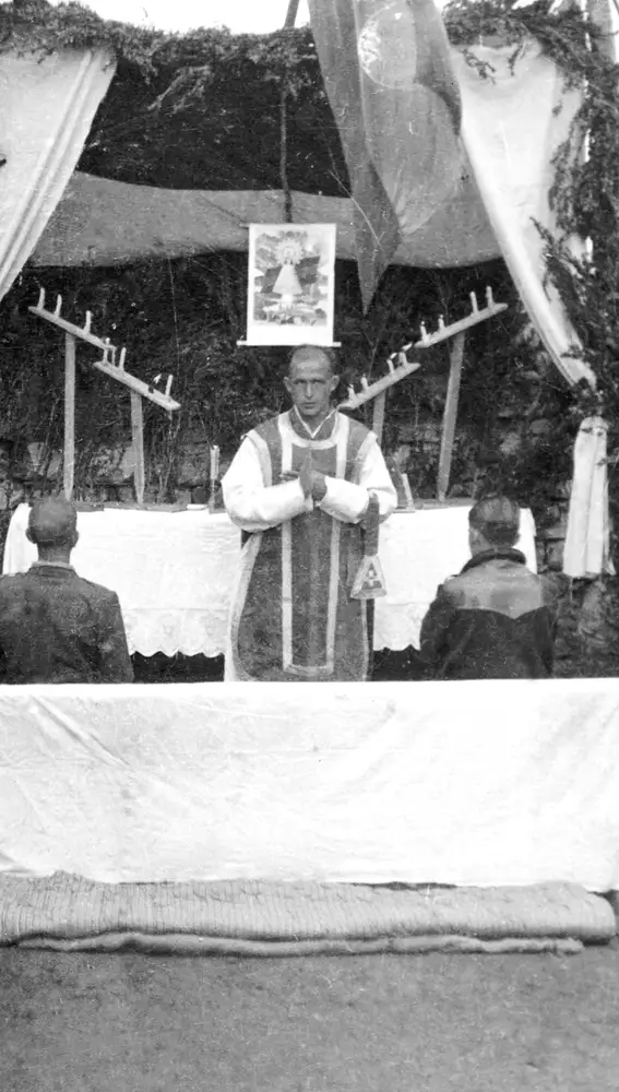Misa de campaña en la ermita de Santa Orosia, en invierno de 1938, celebrada por don Santos Lalueza