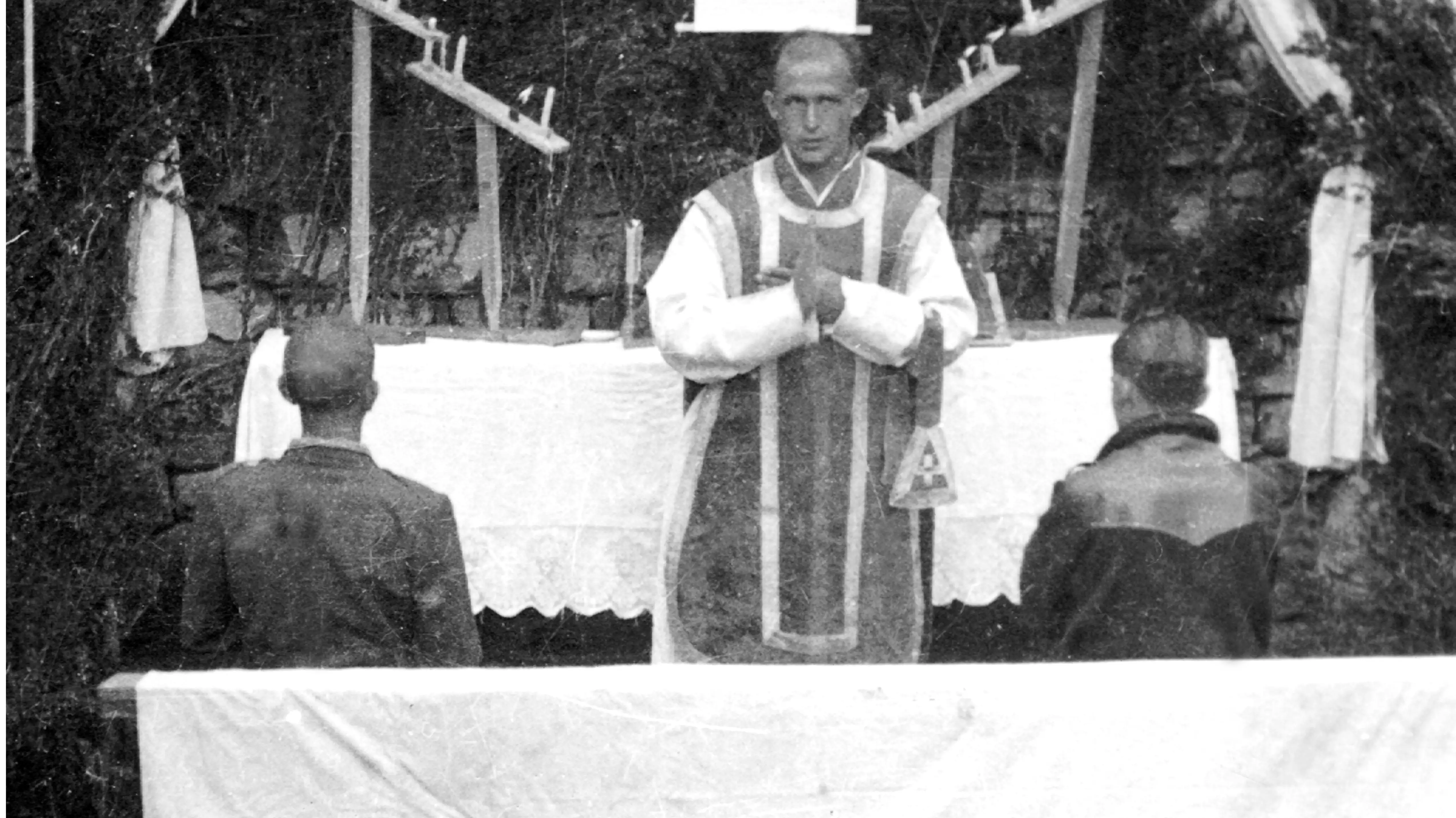 Misa de campaña en la ermita de Santa Orosia, en invierno de 1938, celebrada por don Santos Lalueza