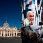 Fotos del Papa Francisco en la Plaza de San Pedro el día después de que su operación de colon