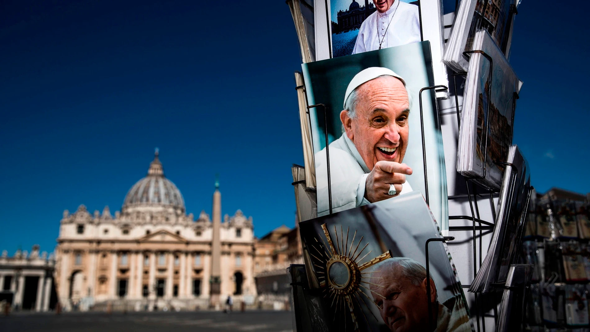 Fotos del Papa Francisco en la Plaza de San Pedro el día después de que su operación de colon