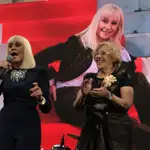 Raffaela Carrá y Manuela Carmena