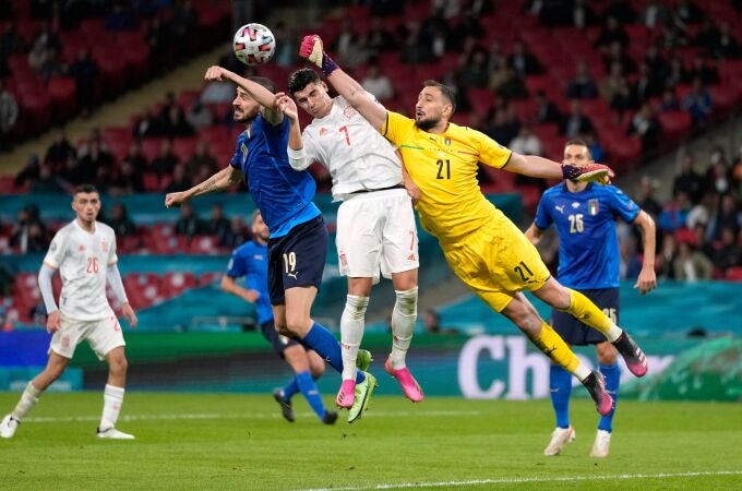 Donnarumma, Bonucci y Morata saltan a por un balón en el España - Italia de la semifinal de la Eurocopa 2020