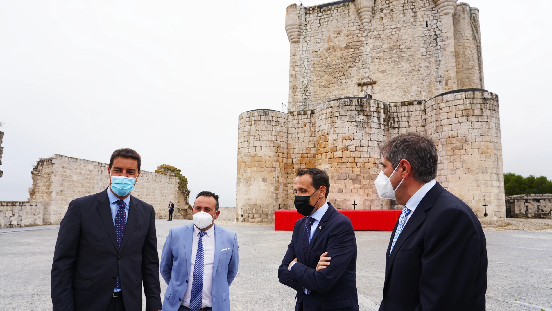 El consejero de la Presidencia, Ángel Ibaáñez, visita las obras de mejora en el castillo de Íscar (Valladolid), junto al presidente de la Diputación, Conrado Íscar, entre otros