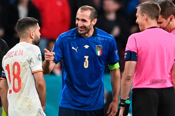 Giorgio Chiellini y Jordi Alba en el sorteo de penaltis del Italia-España de la Eurocopa