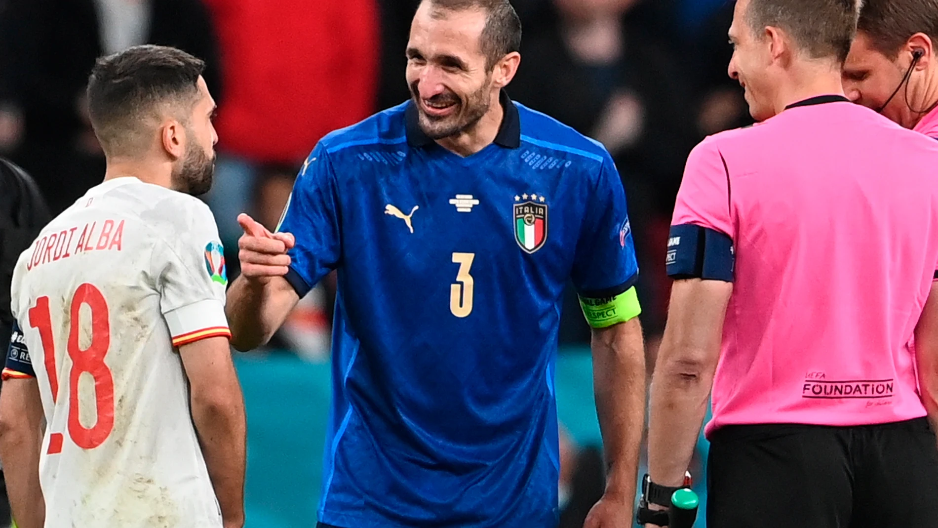 Giorgio Chiellini y Jordi Alba en el sorteo de penaltis del Italia-España de la Eurocopa