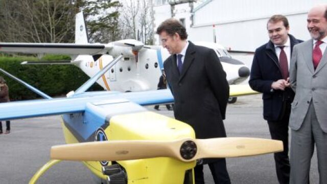 Feijóo viendo un UAV en Lugo.