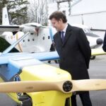 Feijóo viendo un UAV en Lugo.