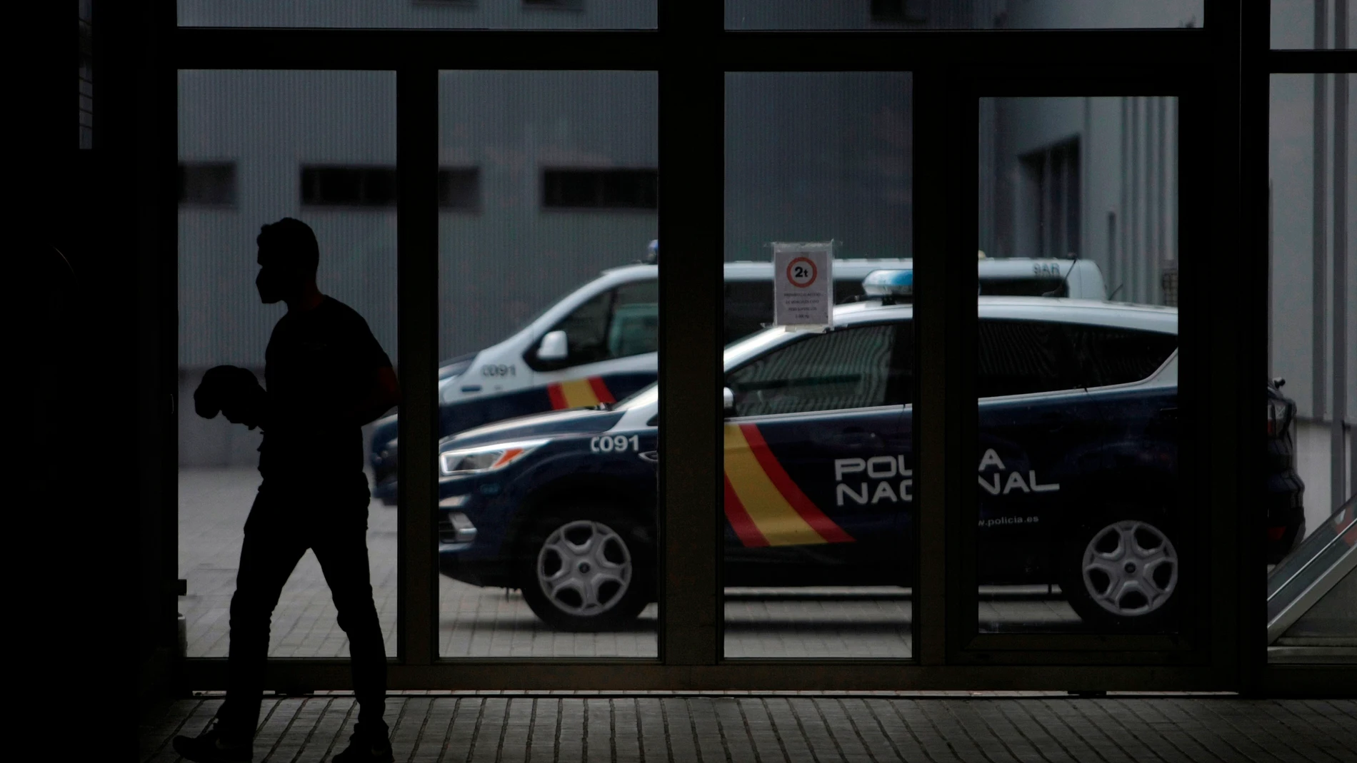 Un agente de policía camina este martes por el cuartel de Lonzas de La Coruña, donde se encuentran los detenidos por la muerte de Samuel