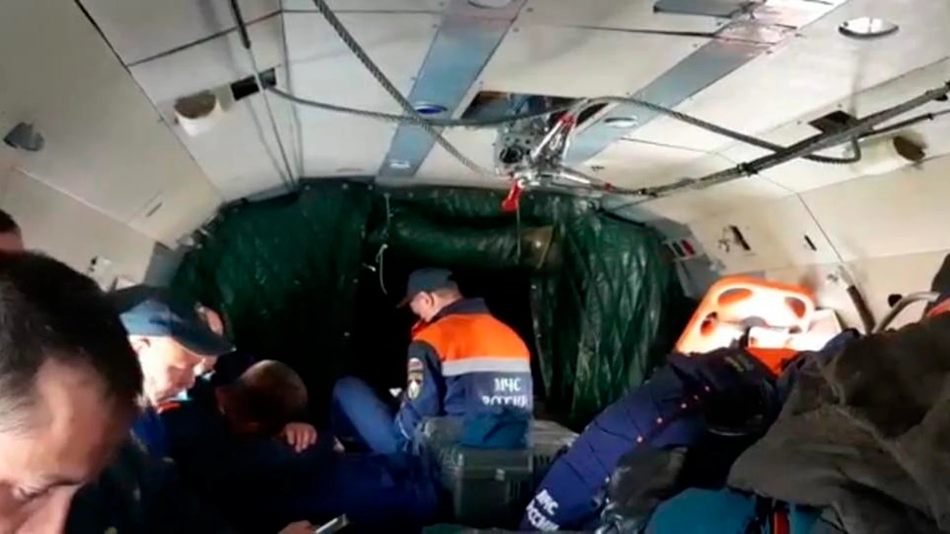 Foto facilitada por el Ministrio de Defensa Civil muestra a una parte del equipo de rescate que trabaja en la búsqueda del avión AN-26