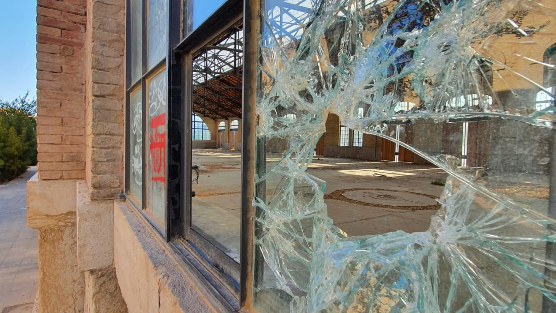 Pintadas y cristales rotos desde hace más de un año en las naves del Parque Central, de Valencia