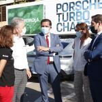El alcalde de Murcia, Antonio Serrano, atiende las explicaciones del funcionamiento del tráiler de recarga