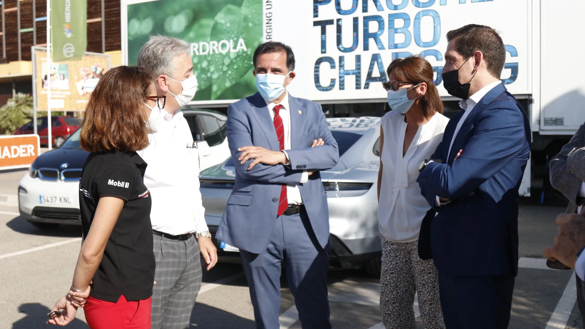 El alcalde de Murcia, Antonio Serrano, atiende las explicaciones del funcionamiento del tráiler de recarga