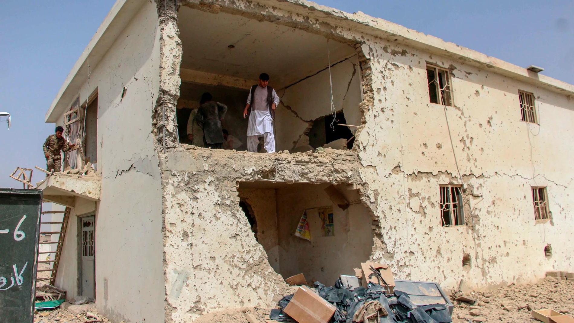Miembros de la seguridad afgana inspeccionan el lugar de la explosión de una bomba en Kandahar, Afganistán, hoy