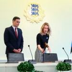 El presidente del Gobierno, Pedro Sánchez, junto a la primera ministra de Estonia, Kaja Kallas