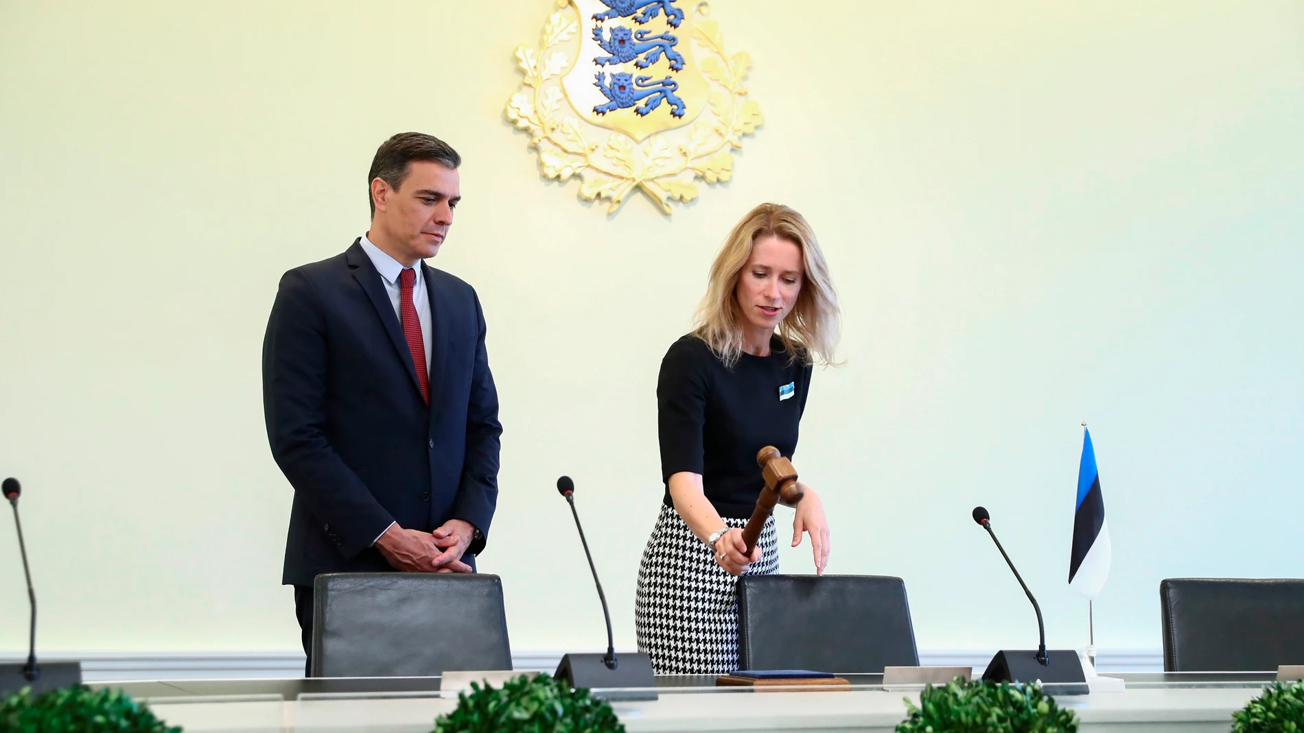 El presidente del Gobierno, Pedro Sánchez, junto a la primera ministra de Estonia, Kaja Kallas