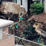Atami (Japan), 06/07/2021.- Japan's Ground Self-Defense Force's rescue workers are searching for missing people on the mudslide triggered by torrential rain at hot-spring resort area Izusan in Atami, Shizuoka Prefecture, central Japan, 06 July 2021. Shizuoka Prefecture announced on 06 July 2021 it has not confirmed about 29 people's safety yet after the mudslide at Izusan area on 03 July 2021. (Incendio, Japón, Estados Unidos) EFE/EPA/JIJI JAPAN OUT EDITORIAL USE ONLY/ NO ARCHIVES