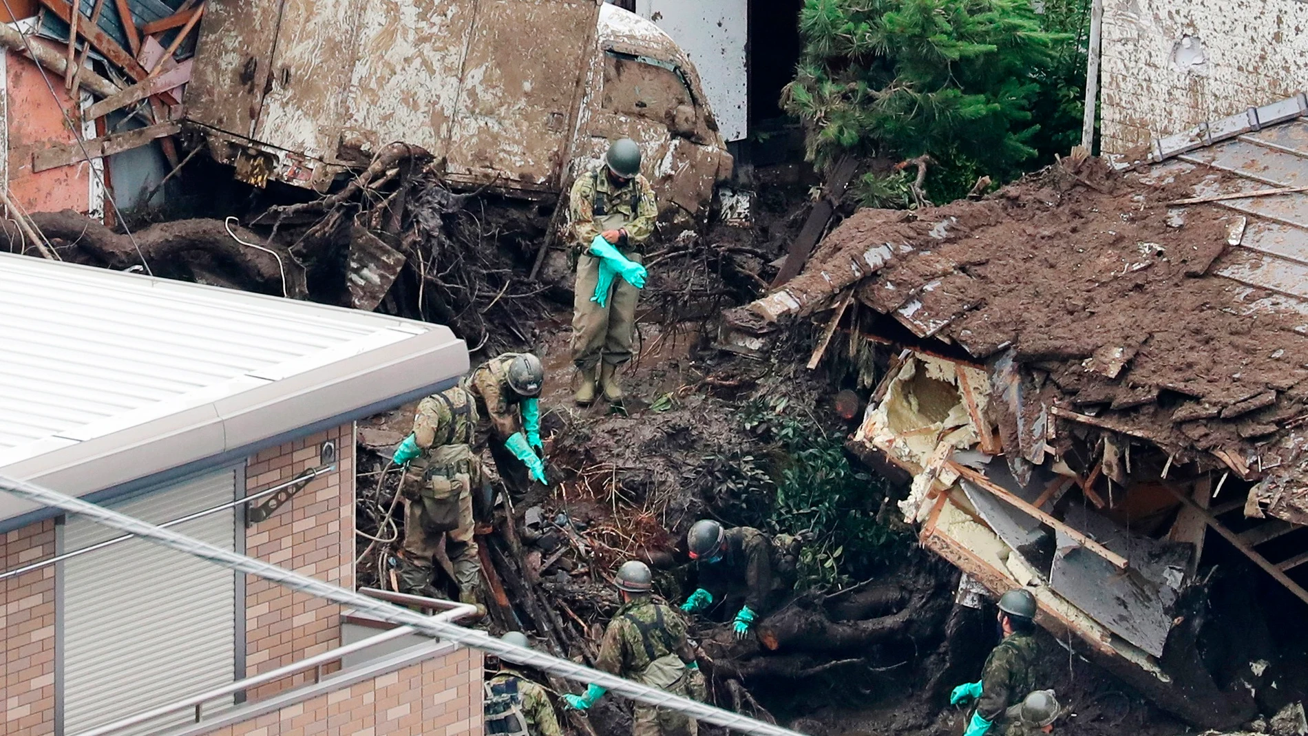 Atami (Japan), 06/07/2021.- Japan's Ground Self-Defense Force's rescue workers are searching for missing people on the mudslide triggered by torrential rain at hot-spring resort area Izusan in Atami, Shizuoka Prefecture, central Japan, 06 July 2021. Shizuoka Prefecture announced on 06 July 2021 it has not confirmed about 29 people's safety yet after the mudslide at Izusan area on 03 July 2021. (Incendio, Japón, Estados Unidos) EFE/EPA/JIJI JAPAN OUT EDITORIAL USE ONLY/ NO ARCHIVES