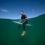Chris Hemsworth surfeando en Australia durante el documental