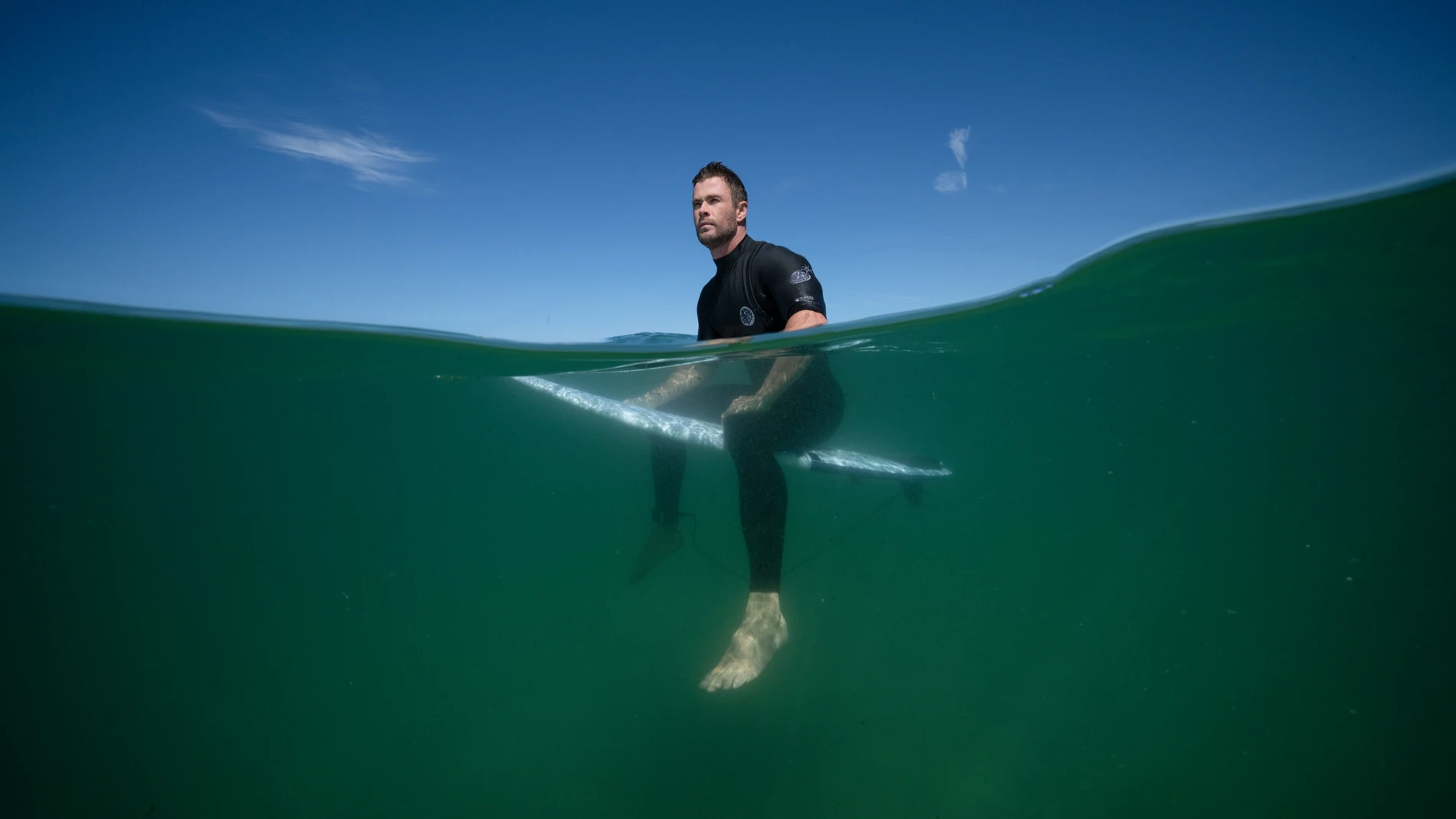 Chris Hemsworth surfeando en Australia durante el documental