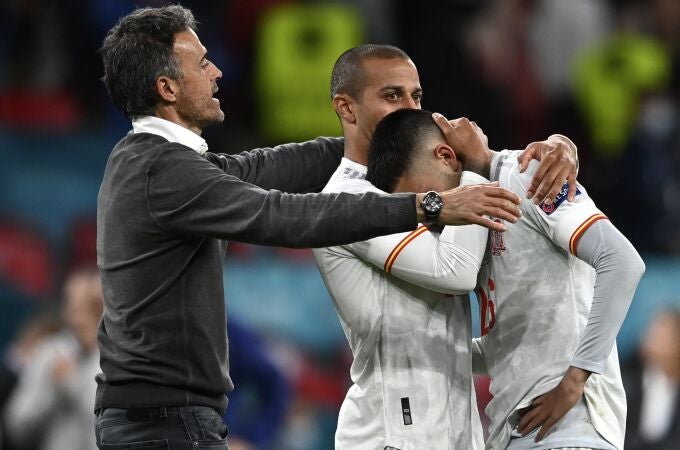 Thiago trata de consolar a Pedri y Luis Enrique, a los dos después de la derrota contra Italia